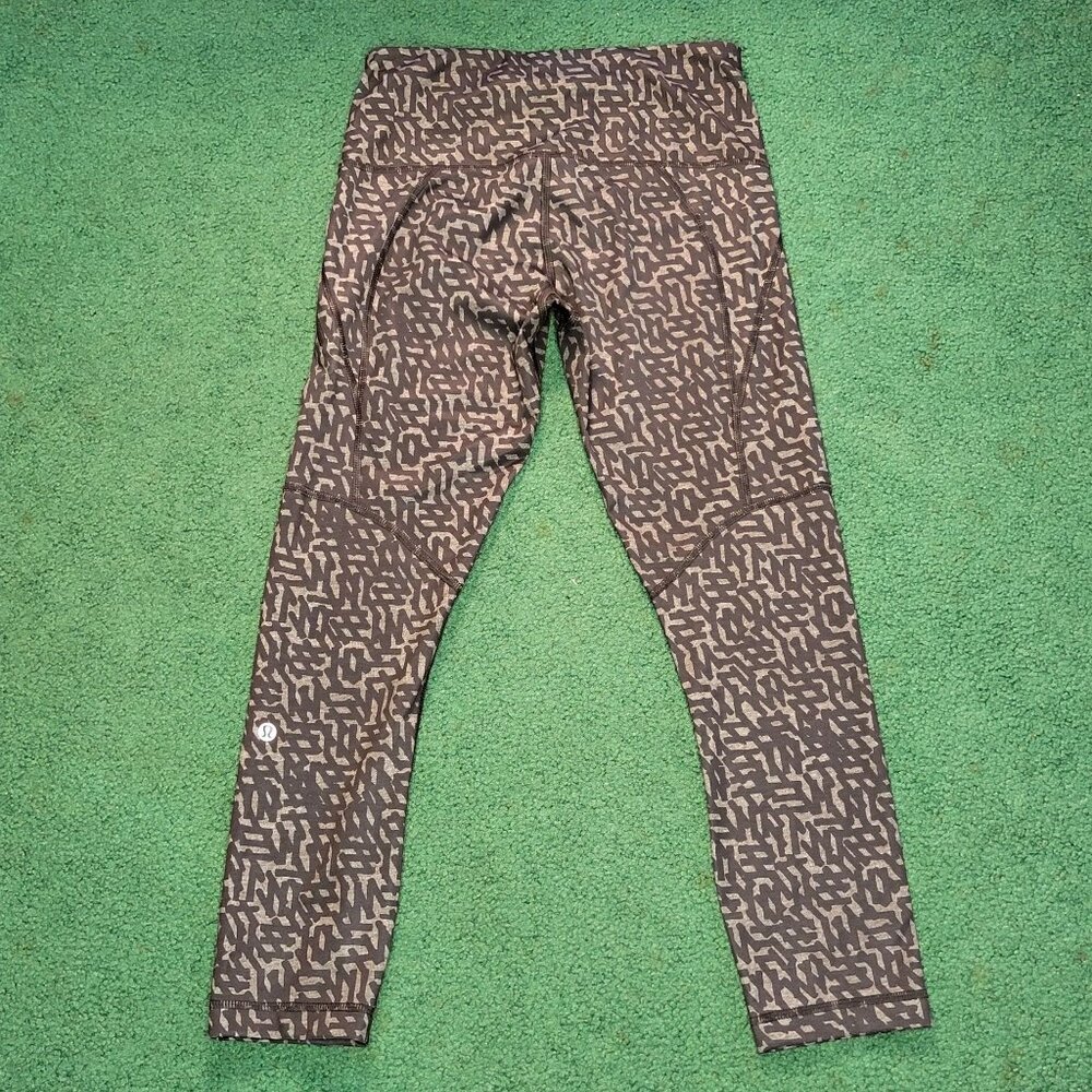 Lululemon Womens Performance Capri Legging Sz 4 Luxtreme Black Geo Print Zip Poc - Picture 3 of 9